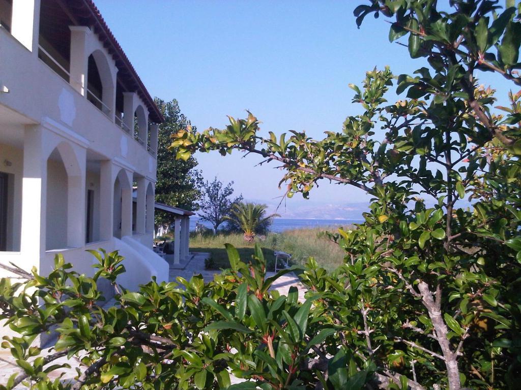 Virginia'S Beachfront Apartments Kávos Dış mekan fotoğraf
